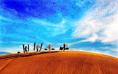 Vietnamese photographer Nguyen Quoc Huy won a gold medal for his work titled ‘Qua đồi thơ’ (Crossing the poetic hill) Vietnamese photographer Nguyen Quoc Huy won a gold medal for his work titled ‘Qua đồi thơ’ (Crossing the poetic hill)